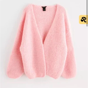 Rosa fluffig kofta - Mysig rosa stickad kofta . Storlek Xs/S men passar upp till L. Väldigt populär och slutsåld både online men också i butiker. Den är aldrig använd eller tvättad och därav i nyskick. Väldigt fin och mysig och passar årets alla årstider🩷🩷🩷