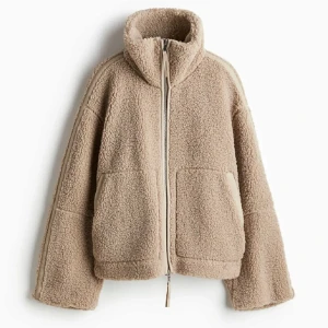 Beige teddyjacka med dragkedja - Jacka i pile från H&M, helt ny oanvänd med prislappen och paket i….. OBS Andra bilden är inte min. 