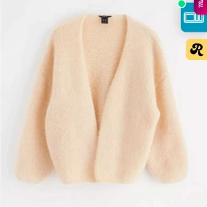 Beige kofta - Mysig beige kofta med en öppen design och långa ärmar. Perfekt för att hålla sig varm under kyliga dagar. Bra skick!