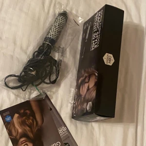 Värmeborste från Björn Axen - Säljer en Hot Tools värmeborste med 30 mm keramisk borste för smidig styling och volym. Perfekt för att skapa mjuka lockar och släta frisyrer. Kommer i originalförpackning. Provade en gång, sedan har den bara legat i kartongen. 