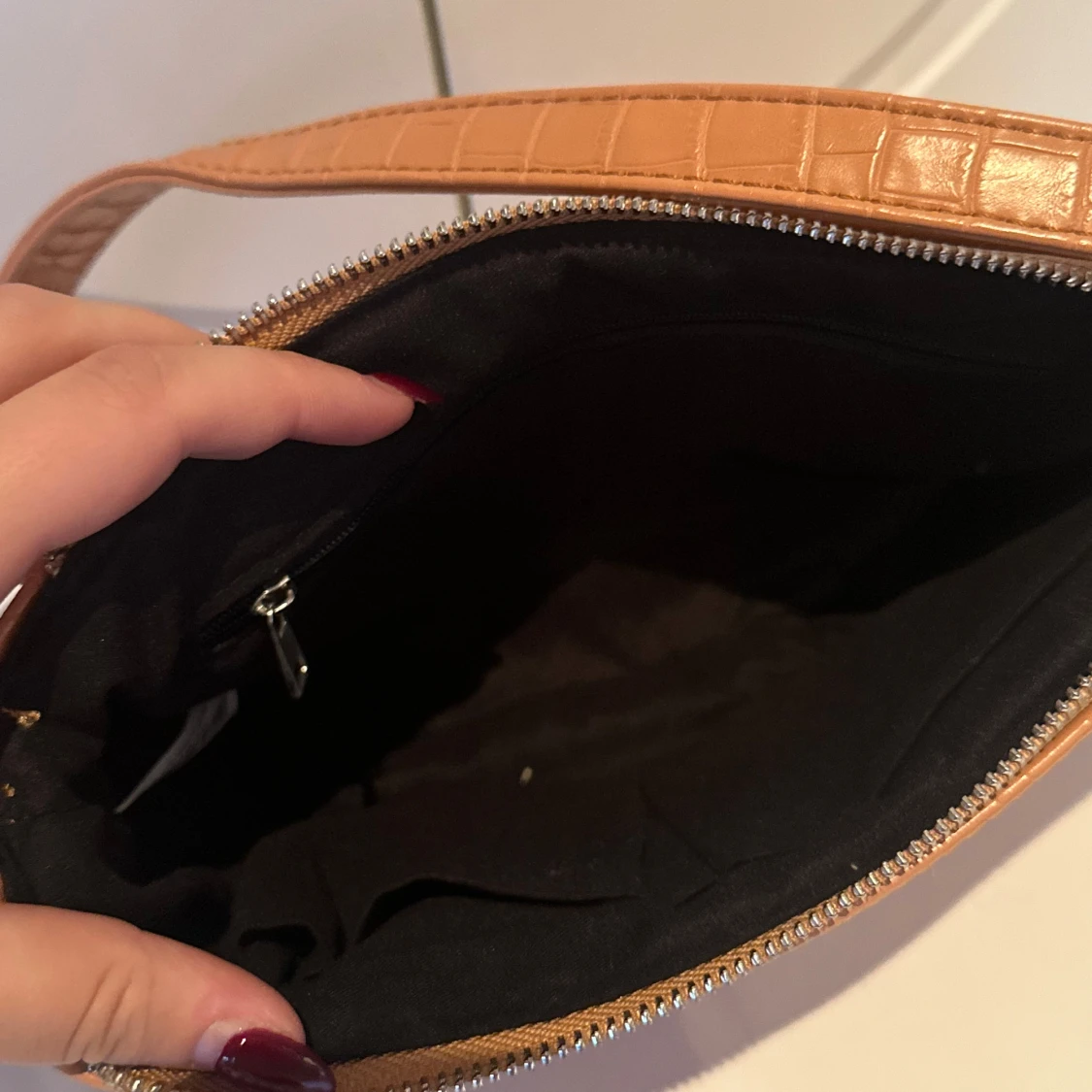 Orange/brun axelväska med krokodilmönster - 91