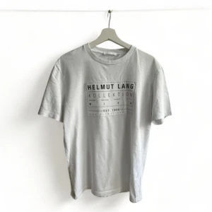 Helmut Lang T-shirt - Snygg vit Helmut Lang T-shirt. Storlek small men passar medium. Bra skick, inga fläckar eller hål. Skriv om intresserad eller har frågor. Kan även skicka bilder samt mått. Pris kan diskuteras 