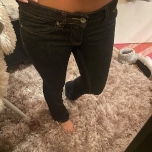 Svarta jeans i bra skick - Säljer ett par mörkblå nästan svarta jeans i bra skick. De är tighta med bootcut och är även mycket bra skick. Perfekta för både vardag och fest, ganska gamla så vet inte exakt vart dom är ifrån