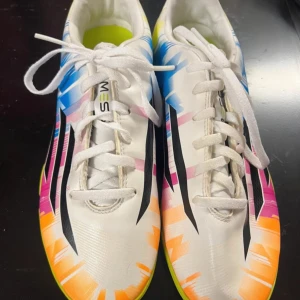 Messi fotbollsskor  - Messi fotbollsskor, Mycket bra skick, Rekommenderas verkligen till dig som vill ha ett par Messi skor till fotbollssäsongen! & Storlek 37 1/3