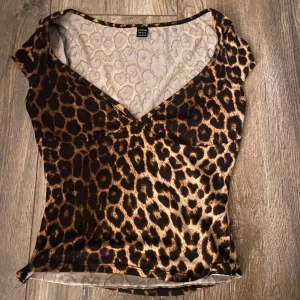 Leopardmönstrad topp  - Säljer denna skit snygg leopardmönstrade topp. Toppen har en djup v-ringning och korta ärmar. Pris kan diskuteras och skriv för frågor!🥰