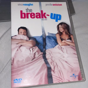 The Break-Up DVD - Säljer en DVD av filmen 'The Break-Up' med Vince Vaughn och Jennifer Aniston. Det är en romantisk komedi om ett par som försöker hantera livet efter ett uppbrott. DVD:n innehåller bonusmaterial som borttagna scener och alternativa slut. Perfekt för en filmkväll med vänner!