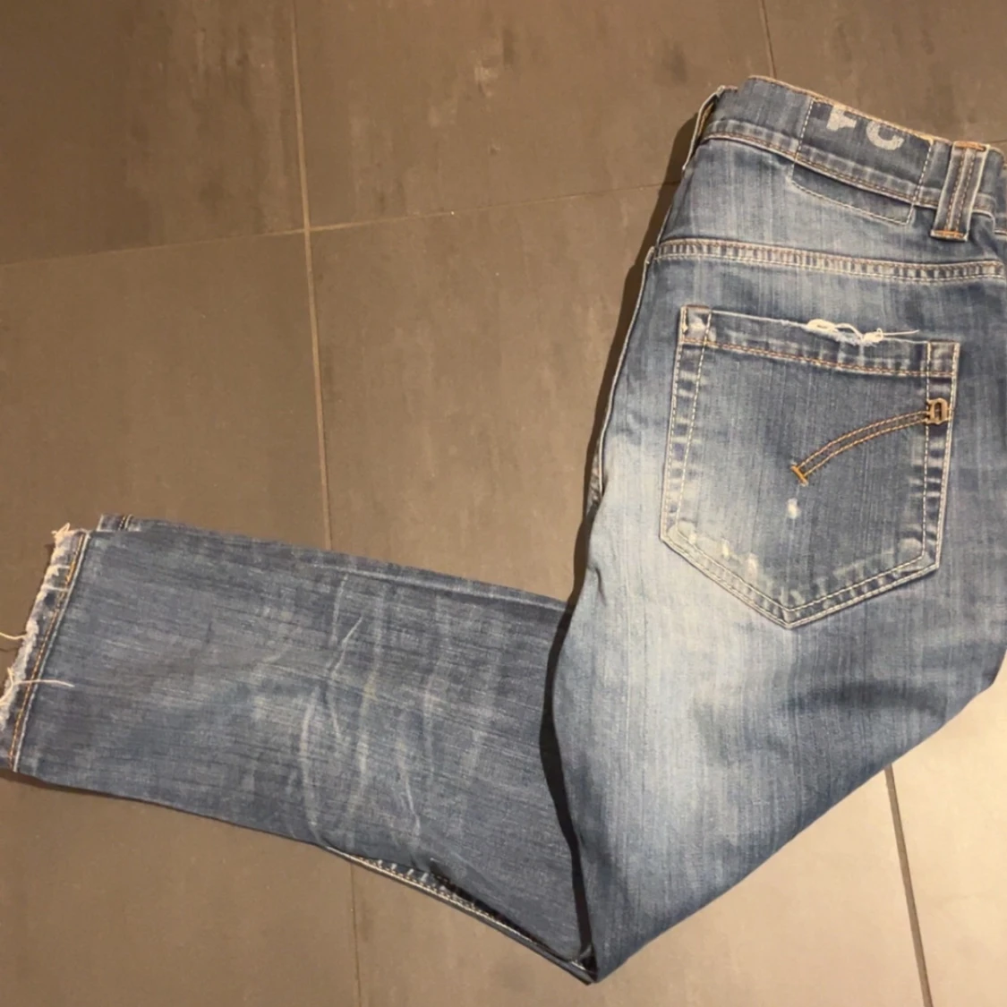Blå jeans med slitna detaljer - 90