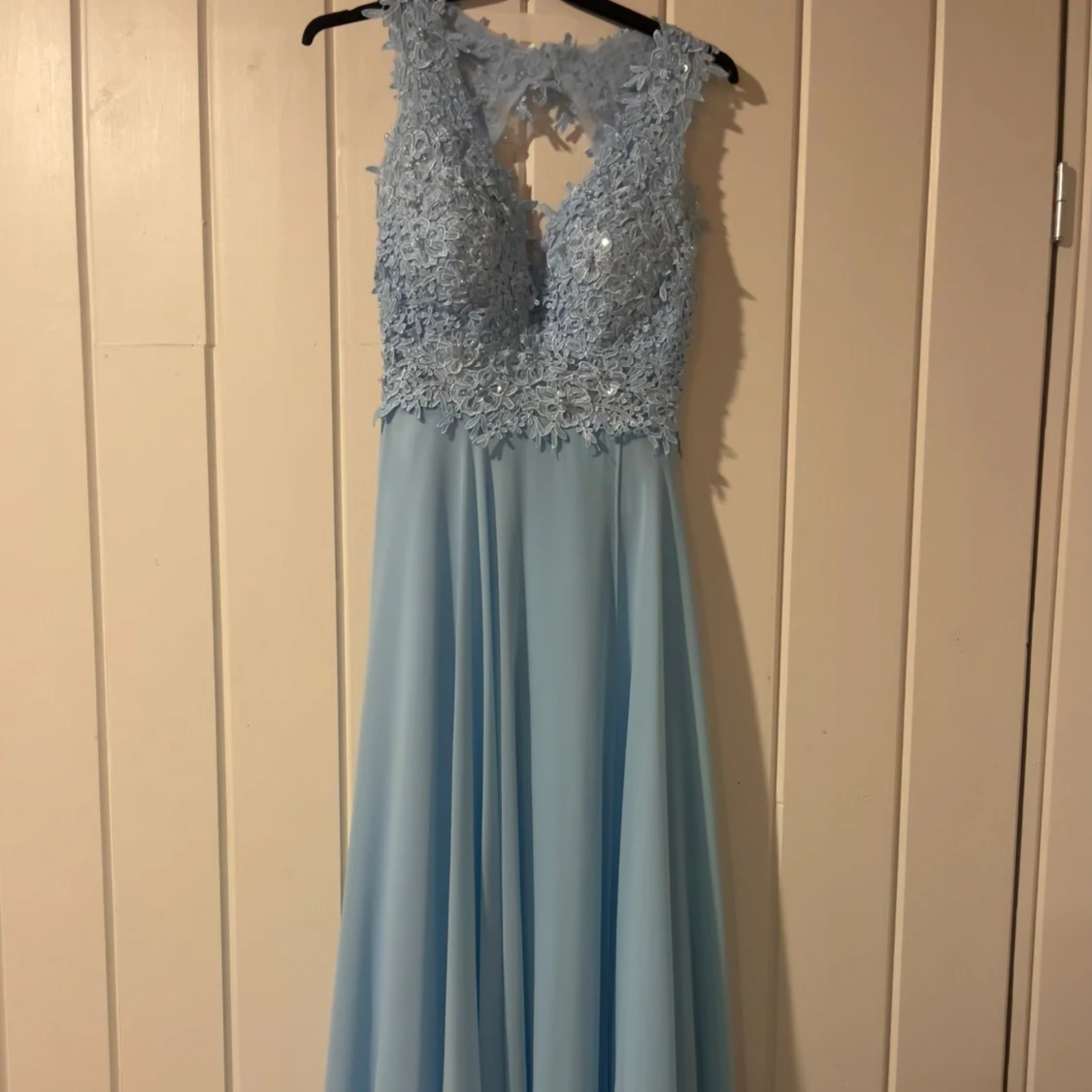 Ljusblå balklänning med spetsdetaljer - 91