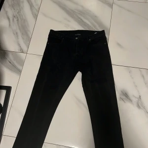 Svarta Armani jeans - Svarta Armani jeans, mycket bra kvalite, helt oanvända, storlek 48, inte äkta