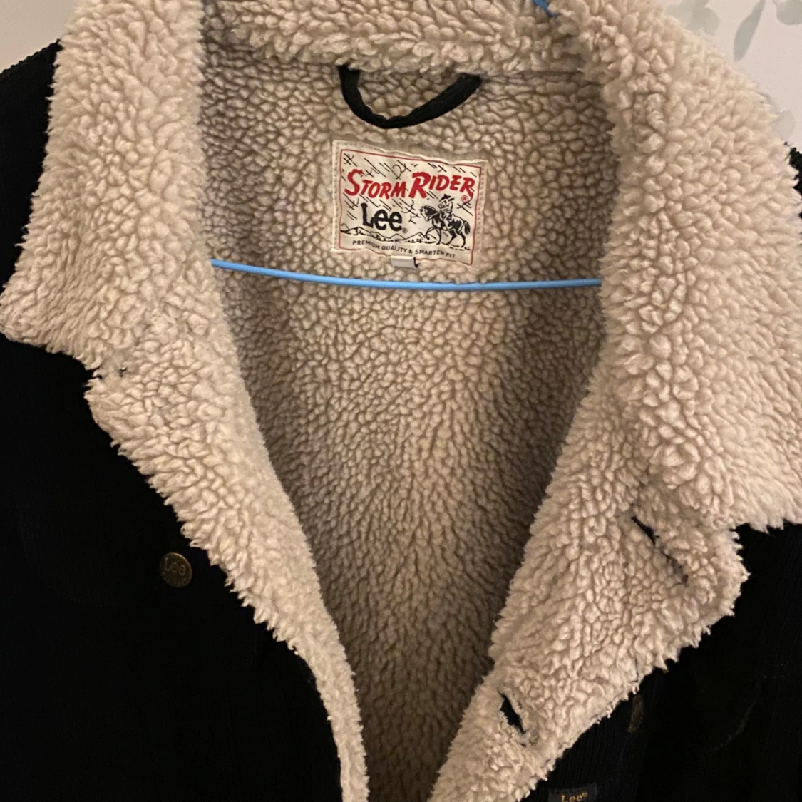 Svart jacka med teddyfoder från Lee - 90