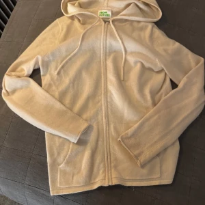 Vit zipup hoodie  - Säljer denna skit snygga vita zip up hoodie från FROM FUTURE🫶🏼🫶🏼🫶🏼 100 % kaschmir!!!!!!! Köpte för över 2000kr och tror ej den säljes längre