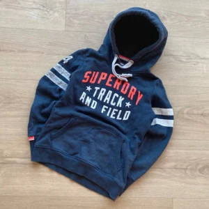 Superdry Hoodie - Hej! Säljer denna feta vintage Superdry hoodien i storlek S. Hoodien är i fint skick utan några defekter. Hör av er vid frågor och pris kan diskuteras vid snabb affär 🙌