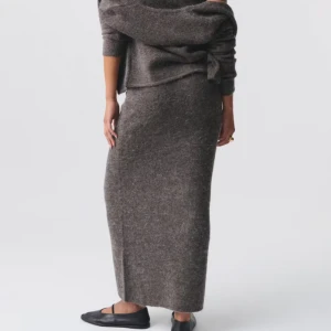 GråBrun långkjol från Gina Tricot - Säljer en mysig gråbrun långkjol från Gina Tricot i mjukt material. Kjolen har en enkel design med en bekväm passform, perfekt för kyligare dagar. Den är i en neutral gråbrun färg som är lätt att matcha med olika toppar. Tyvärr va den inte min stil! Diskuterar gärna pris!