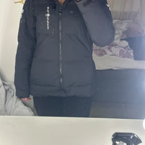 Vinterjacka från Sail Racing - Säljer min vinterjack från Sail Racing som är använd en vinter. Jackan har två st deffekter som man kan se på bild 3 och 4 men det går att sy ihop enkelt hemma. (Nypris 4199kr)