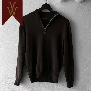 Stenström Halfzip - Säljer en go halfzip från stenström | Skick: 7/10 (finns ett litet hål på armbågen men inget man tänker på annars fräsch) | Storlek: Medium passar Small | Hör av er om ni undrar något!