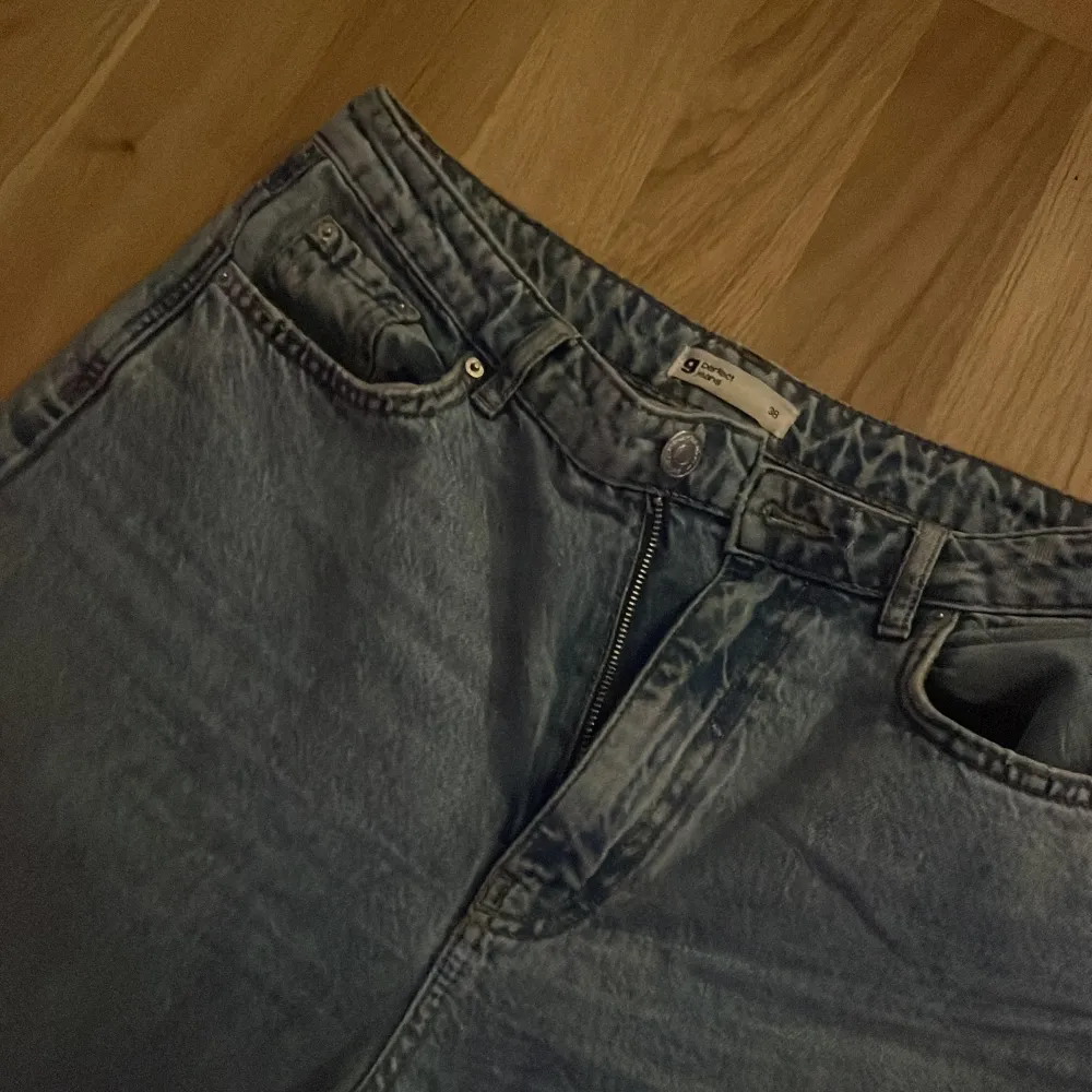 Säljer ett par snygga blå jeans i storlek 38. De är i bra skick. Perfekta för vardagsbruk med en bekväm passform och dragkedja framtill. Passar till alla tillfällen!. Farkut & Housut.