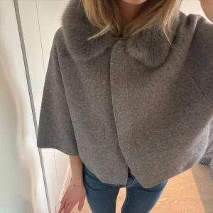 Kortärmad kofta  - Sjukt fin kofta med trekvartsärmar och pälskrage😍😍 köpt secondhand och står tyvärr inget märke i 