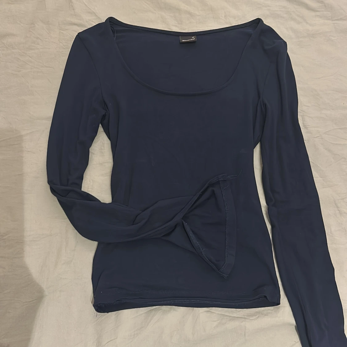 Mörkblå långärmad, U-ringad topp från Gina Tricot