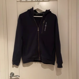 Sail Racing hoodie - Säljer en mörkblå hoodie från Sail Racing i mycket bra skick. Hoodien är bara använd fåtal gånger och mycket fint skick. Den är i storlek 160/XS.