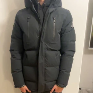 Svart dunjacka från Sail Racing - Säljer en svart dunjacka från Sail Racing i mycket bra skick. Jackan har en stilren design med dragkedja och huva, perfekt för kalla vinterdagar. Storlek S men passar som M också. Nypris cirka-5000 mitt pris 2400. Pris kan diskuteras vid snabba affärer 