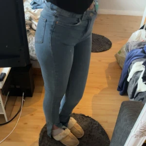 Blåa jeans - Snygga blå jeans med medelhög midja och slits, Långa 💕