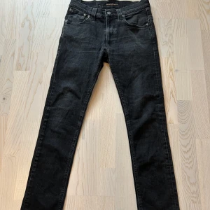 Svarta  Nudie Jeans - Nudie Jeans av modellen Tape Ted | Storlek: 32/32- Skicket på jeansen är Mycket bra utan defekter - skulle säga den är nästan Ny utan Prislapp! - Mitt pris: 499 - Nypris: 1599kr