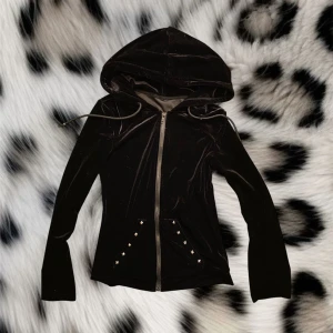 Hoodie med nitar❤️ - Super vacker zip upp hoodie i mjukt mateial med nitar på fickorna❤️den har även utsvägda armar:) vet tyvärr inte villket märke de är då lappen är bprtklippt men köpte den secund hand:)