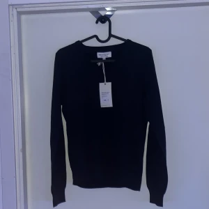 Svart tröja från Berkeley - Snygg navy blue tröja från Berkeley i storlek S. Perfekt för en stilren look med sin enkla design och långa ärmar. Tröjan har en klassisk passform och är tillverkad i ett mjukt material. Orginal pris: 749kr