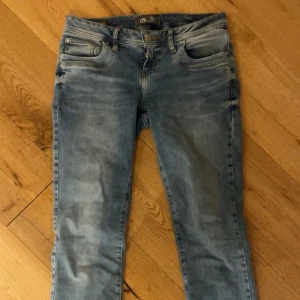 Blå jeans från LTB - Säljer ett par snygga blå jeans från LTB i bra skick. De är i modellen valerie och har en låg midja. De är i storlek 27/32. 
