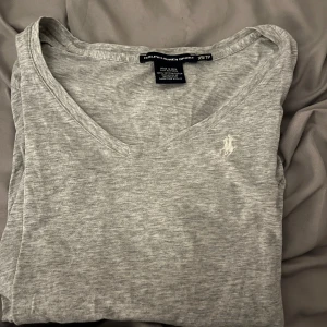 Grå ralph lauren tröja - Tröjan är hel, har 2 st. Säljer då jag rensar garderoben. Skriv om ni vill ha mer information 