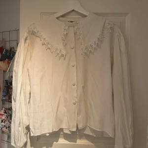 Gullig blus - Jättefin vit blus från märket Lord🩷