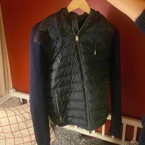 Blå cardigan från Etro - Säljer en snygg svart jacka från Etro Milano. Den har en quiltad framsida med dragkedja och en huva. Ärmarna är långärmade. Perfekt för höst och vår när det är lite kyligt ute. Passar både till vardags och lite finare tillfällen. Nypris ca 11-12000kr säljes för 5000kr. I stort sett oanvänd. 