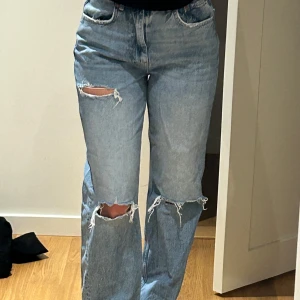 Gina jeans - Säljer ett par blå jeans med hål på från Gina Tricot💕