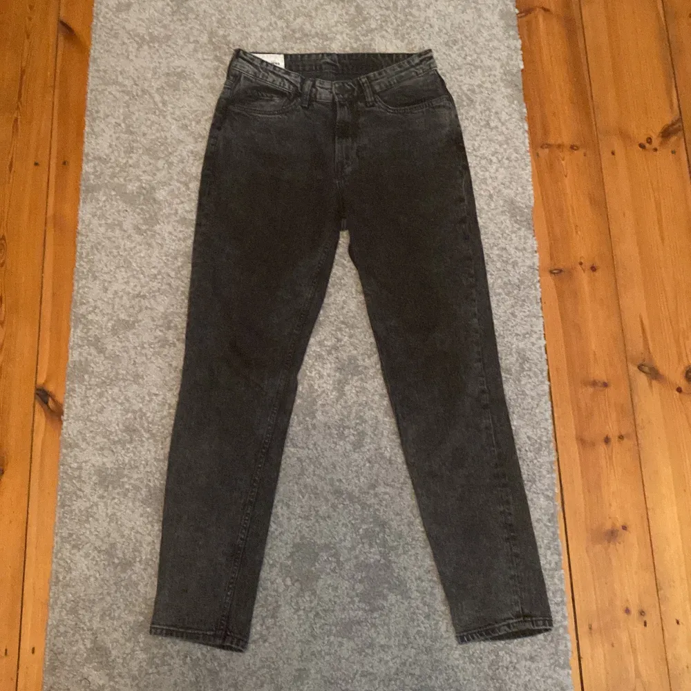 Säljer ett par riktigt feta jeans i as snygg tvätt.  dom är i väldigt bra skick skulle säga 9/10 då den inte har några hål eller fläckar👌 Jag är 185cm och ca 68kg  Skriv vid minsta fråga eller fundering🔥🔥 . Jeans & Byxor.