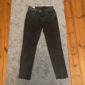 Säljer ett par riktigt feta jeans i as snygg tvätt.  dom är i väldigt bra skick skulle säga 9/10 då den inte har några hål eller fläckar👌 Jag är 185cm och ca 68kg  Skriv vid minsta fråga eller fundering🔥🔥 