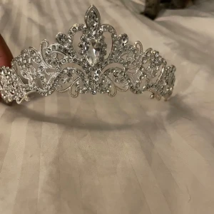 Tiara - Jätte fin tiara, som är super fint att ha som accessoar i fint skick och använd än gång 