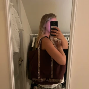 Vanessa bruno väska - Tote bag / väska i canvas från vanessa bruno! Såååå fin! Kommer tyvärr inte till användning🥲 den är köpt i paris🥰🥰 dator får plats brukade ha den som skolväska!!!