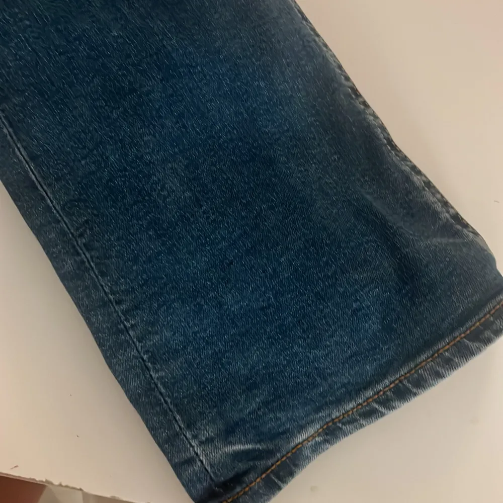 Säljer min gamla Gina tricot jeans. Har inte använt på länge men dom är fortfarande super snygga. Köpte för 350 men säljer för 150kr.. Jeans & Byxor.