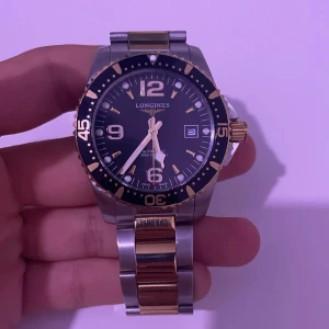 Longings klocka  - Säljer jätte fin Longines klocka som jag fick av farsan har använt den i 5/6 månader och innan hade farsan den i 1,5 år. Klockan är jätte fin, inga problem den är automat så inga batterier. Pris kan diskuteras vid snabba affärer. (rostfri stål) 