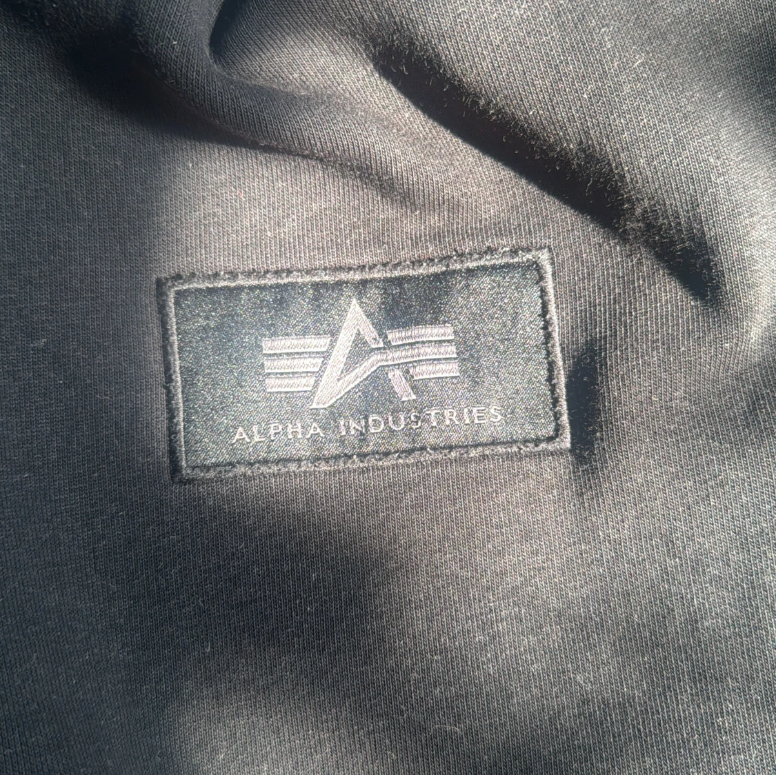 Svart hoodie från Alpha Industries - 92