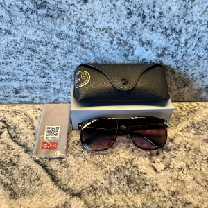 Rayban Boyfriend - RayBan Boyfriend finns nu inne i ett mycket bra skick, bara en pytteliten repa men ingenting man lägger märke till, se bild. Nypris är ca 1300kr, mitt pris 749kr. Allt ingår. Skriv vid funderingar😎 