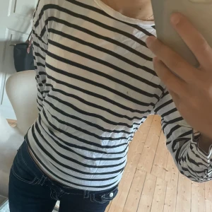  långärmad randig tröja - Jättensnygg utan defekter. Använd ett fåtal gånger. Pris kan diskuteras vid snabb affär 🩷