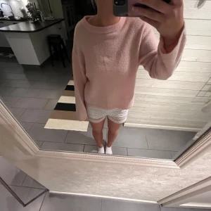 Stickad tröja - jätte söt rosa stickad tröja, pefekt nu till hösten💕💕💕