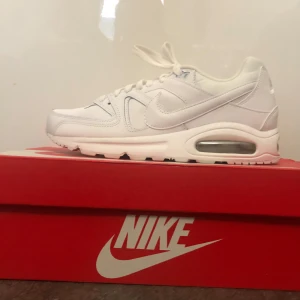 NIKE M AIR MAX  - Säljer de eftersom jag ite använder de längre, de är fortfarande fräscha som nytt 