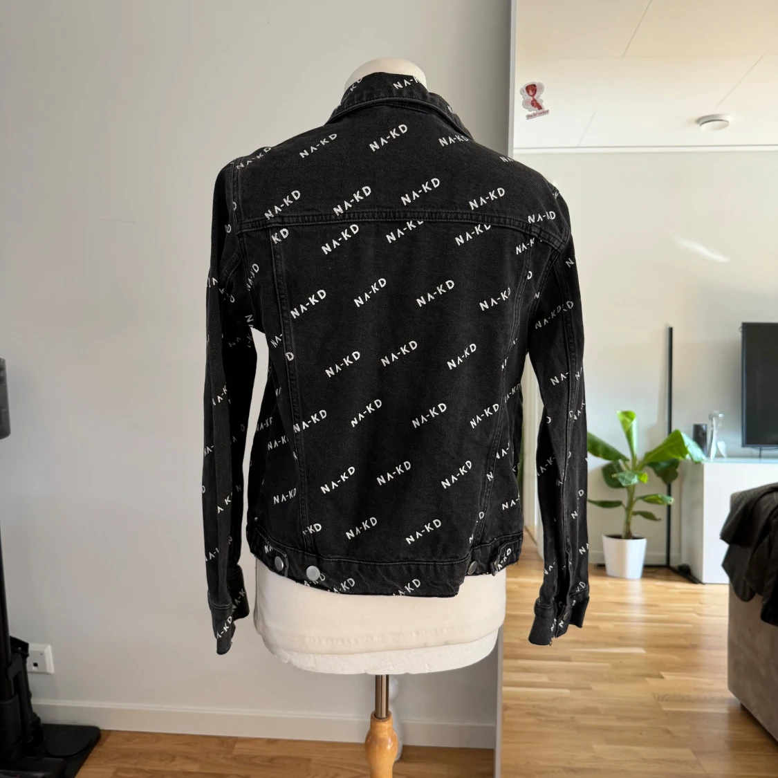 Svart jeansjacka från NA-KD - 90