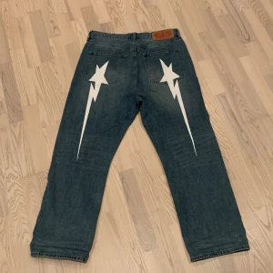 Jeans med blixtdetaljer från A Bathing Ape - Säljer ett par bape jeans, aldrig använda på grund av fel storlek. Väldigt unika⁉️och väldigt baggy⁉️