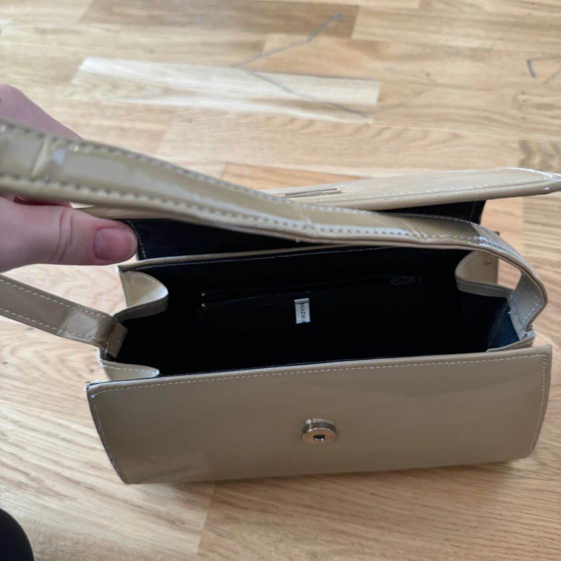 Beige axelväska med metallspänne - 91