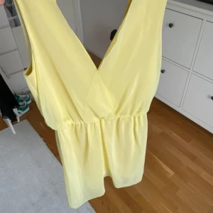Gul klänning  - Jättefin gul klänning som är köpt secondhand men är i jättebra och fint skick. Glöm inte att göra av er om de är något ni undrar ❤️