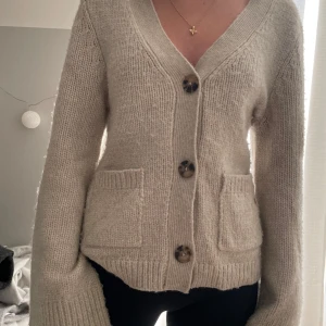 Kofta - Jätte skön fin höstkofta! Andvänd men fortfarande fint skick! Pris kan diskuteras!