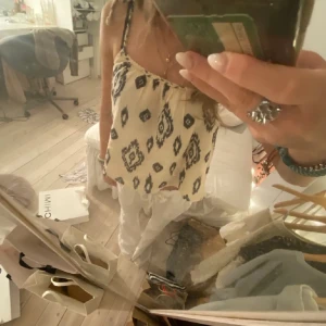 zara topp - säljer den här super fina toppen från zara, använd fåtal gånger!❣️